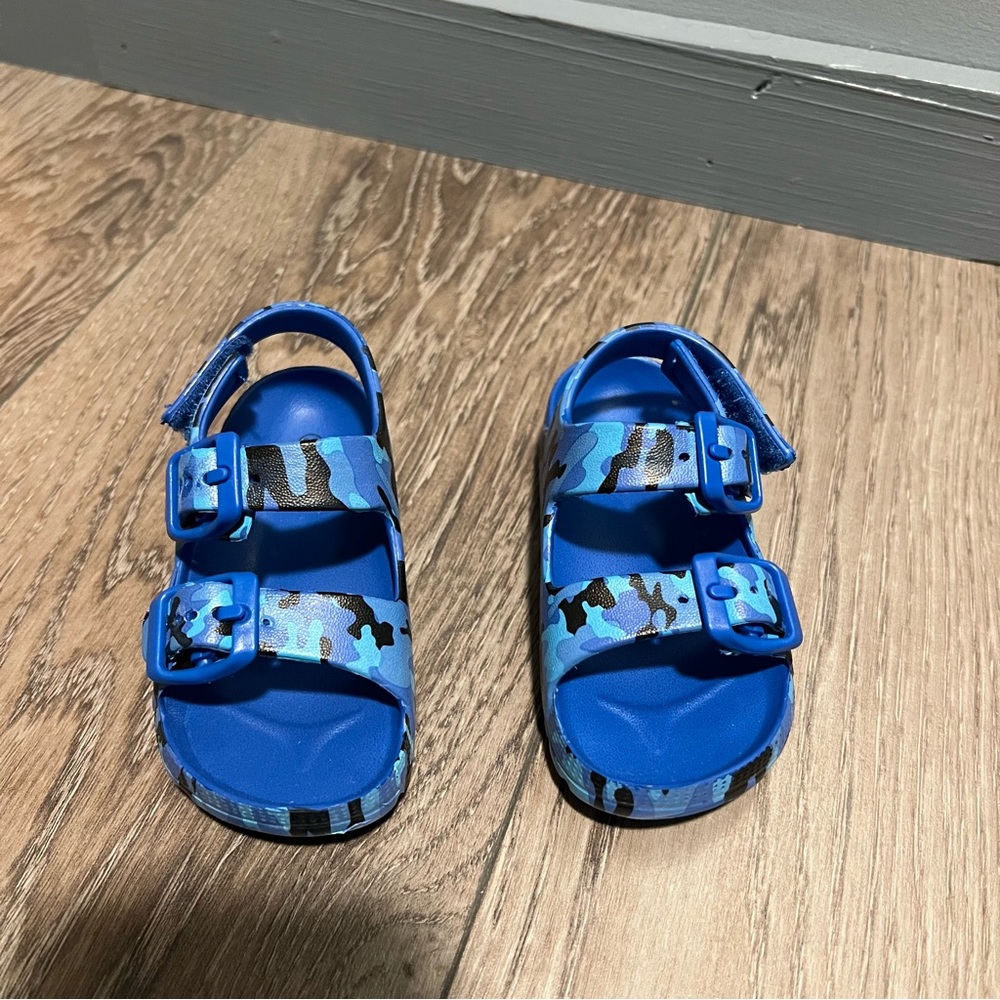 Lily and Dan camo baby 5/6 sandals